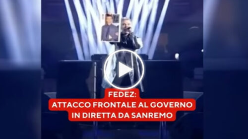 Fedez strappa la foto del viceministro Bignami vestito da nazista in diretta da Sanremo – IL VIDEO
