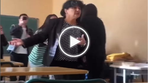 Studenti litigano in classe, insegnante interviene preoccupata ma poi scopre che è una sorpresa per lei: l’emozionante VIDEO