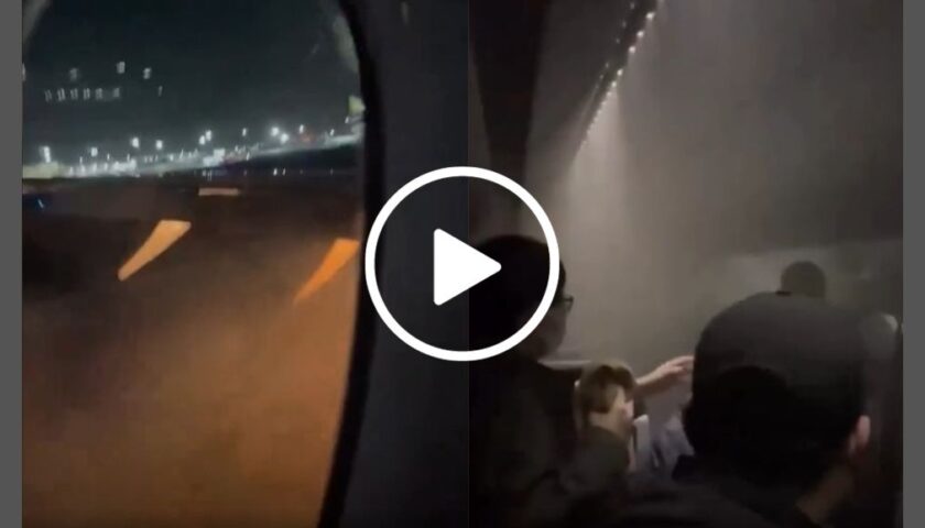 Aereo si scontra in volo e va a fuoco, l’atterraggio tra le fiamme e la fuga: le riprese di un passeggero – VIDEO