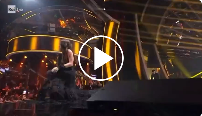 Sanremo, Angelina Mango cade mentre canta sul palco dell’Ariston – IL VIDEO